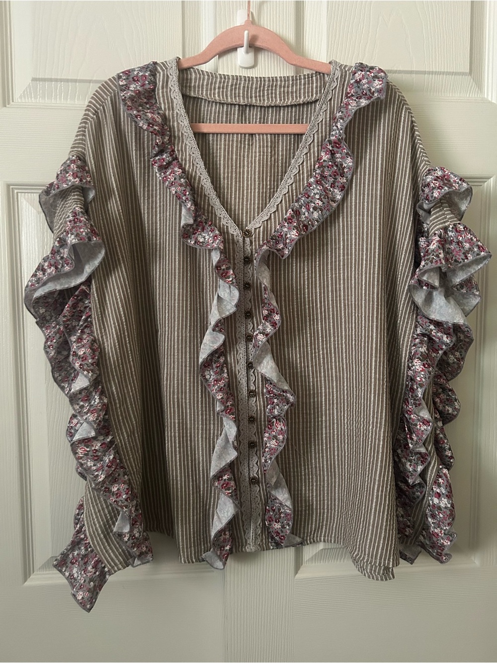 Western cowgirl Floral Ruffle Trim Knit Top - Taupe lg